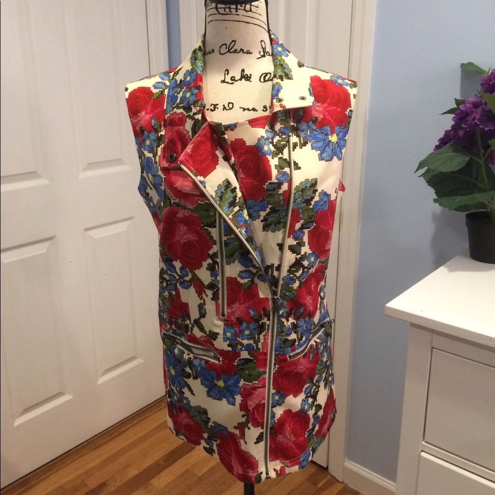 MURAL Art Has No Boundaries Sleeveless Top / Vest